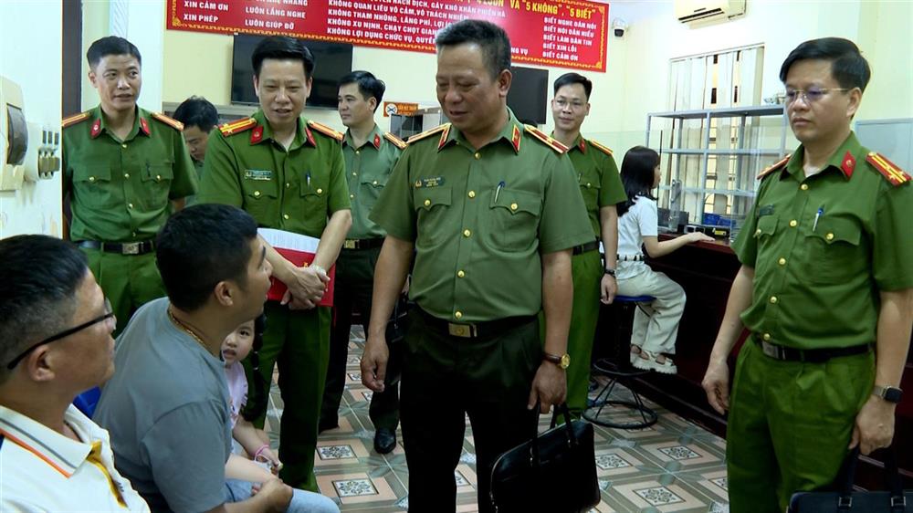 Đoàn công tác của Công an tỉnh do Thiếu tướng Trần Xuân Ánh, Giám đốc Công an tỉnh làm Trưởng đoàn kiểm tra công tác tiếp dân tại Công an phường Phố Hiến.