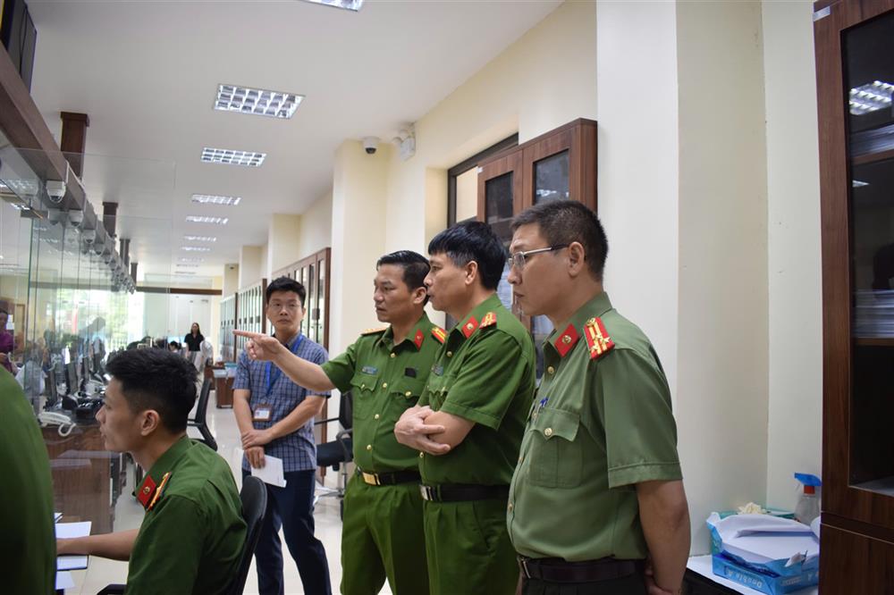 Thượng tá Nguyễn Thái Hợp, Phó Giám đốc Công an tỉnh kiểm tra công tác tiếp dân của cán bộ chiến sỹ Công an tỉnh tại Trung tâm phục vụ hành chính công tỉnh.