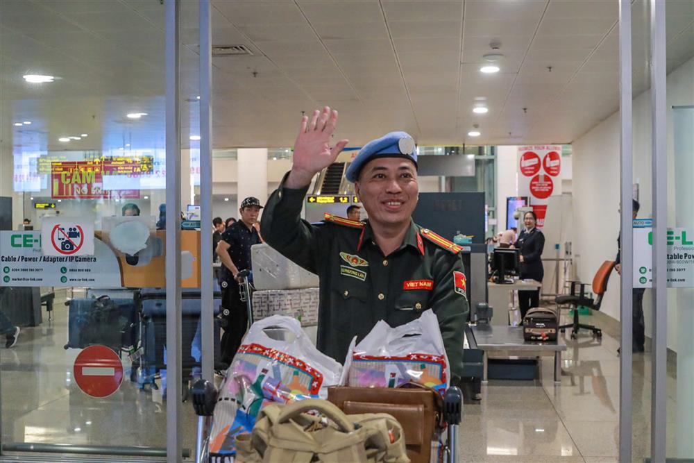 Đúng 16h30, bóng dáng quen thuộc của 3 chiến sĩ mũ nồi xanh Công an nhân dân Việt Nam bước ra từ cánh cửa an ninh sân bay trong niềm vui vỡ òa của người thân và đồng đội. Trung tá Bùi Phương Lân với nụ cười rạng rỡ chia sẻ, được tham gia lực lượng Gìn giữ hòa bình LHQ đối với anh cũng như các đồng đội là một niềm vinh dự và tự hào. Đây là một cơ hội để thể hiện vai trò, trách nhiệm của lực lượng Công an nhân dân Việt Nam trong việc đảm bảo an ninh, hòa bình khu vực và quốc tế. Với tinh thần đó, mỗi thành viên trong tổ công tác luôn luôn nỗ lực, quyết tâm và có trách nhiệm cao. Các sĩ quan Công an nhân dân Việt Nam đã nhanh chóng thích nghi với điều kiện sinh hoạt, môi trường sống tại địa bàn Nam Sudan. Từ đó có những sáng kiến trong công tác, được đánh giá cao.