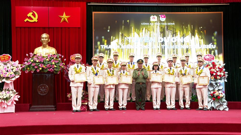 16 đoàn viên, thanh niên có thành tích xuất sắc trong công tác được tuyên dương tại buổi gặp mặt.