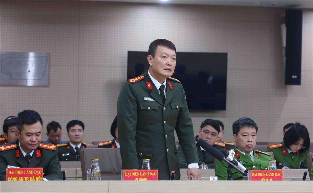 Đại diện lãnh đạo Cục Quản lý xuất nhập cảnh trả lời báo chí.