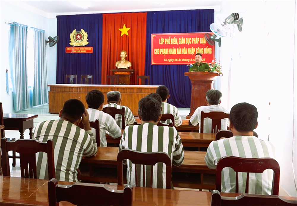 Trại Tạm giam Công an tỉnh tổ chức tuyên truyền, phổ biến giáo dục pháp luật về Đặc xá cho các phạm nhân.