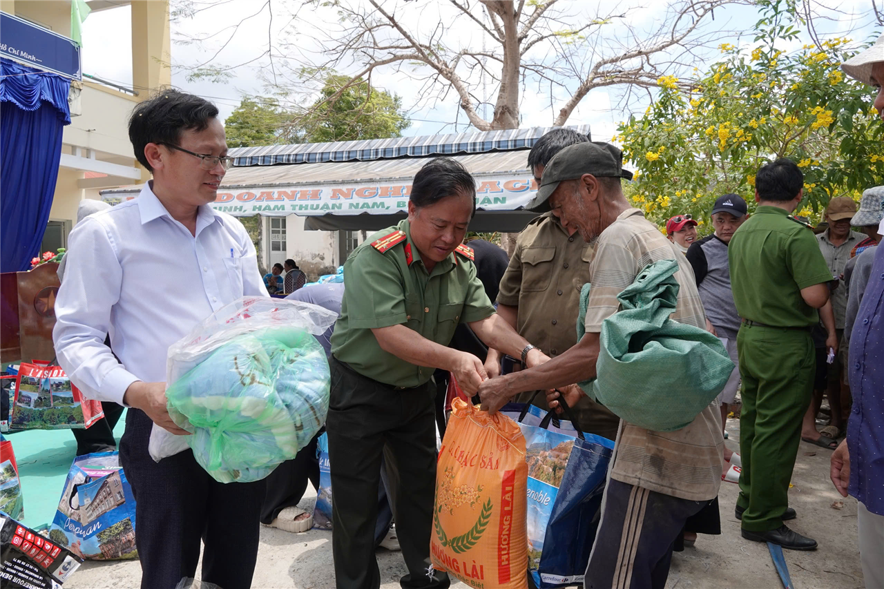 Ban Thường vụ Hội Cựu CAND thành phố Phan Thiết và chính quyền địa phương đại diện tặng quà cho người dân.