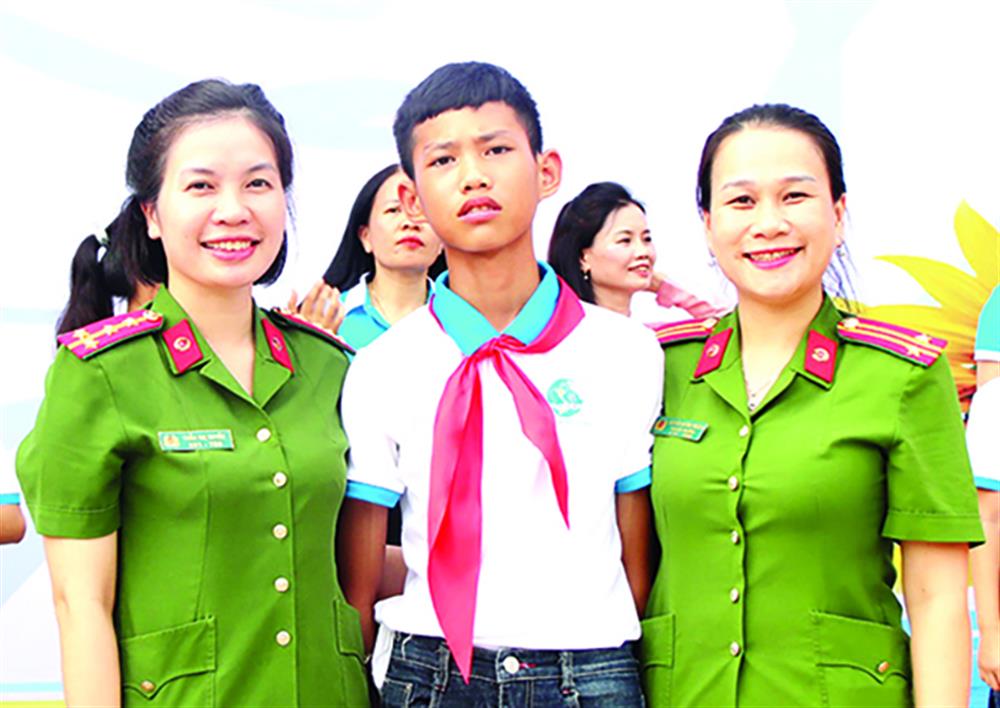 Em Huỳnh Nguyễn Thanh Sang cùng các mẹ đỡ đầu Hội phụ nữ Văn phòng Cơ quan Cảnh sát Điều tra Công an tỉnh Thanh Hóa tham gia chương trình "Hướng dương đón nắng".