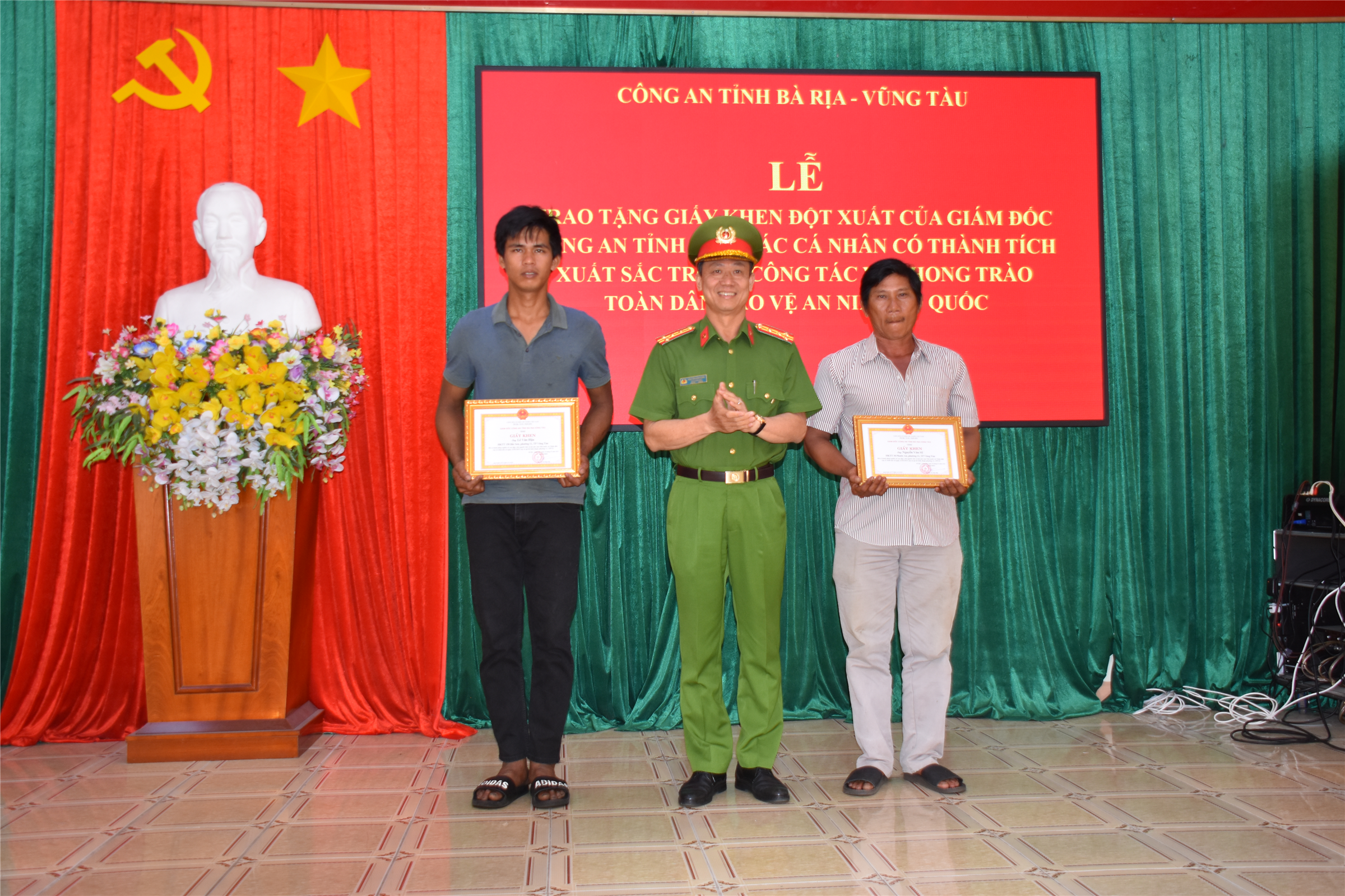 Đảng ủy, Ban Giám đốc trao quyết định khen thưởng đột xuất cho ông Nguyễn Văn Sỹ và anh Lê Văn Hậu.