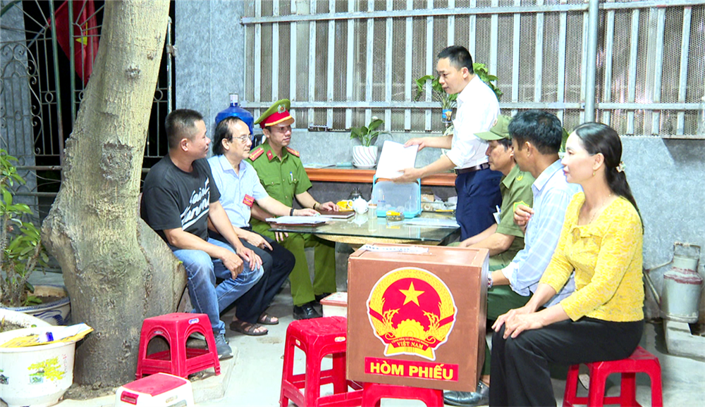 Công an xã Thống Nhất, huyện Gia Lộc, tỉnh Hải Dương tham gia đoàn công tác đến tận nhà người dân trên địa bàn xã để lấy ý kiến cử tri.