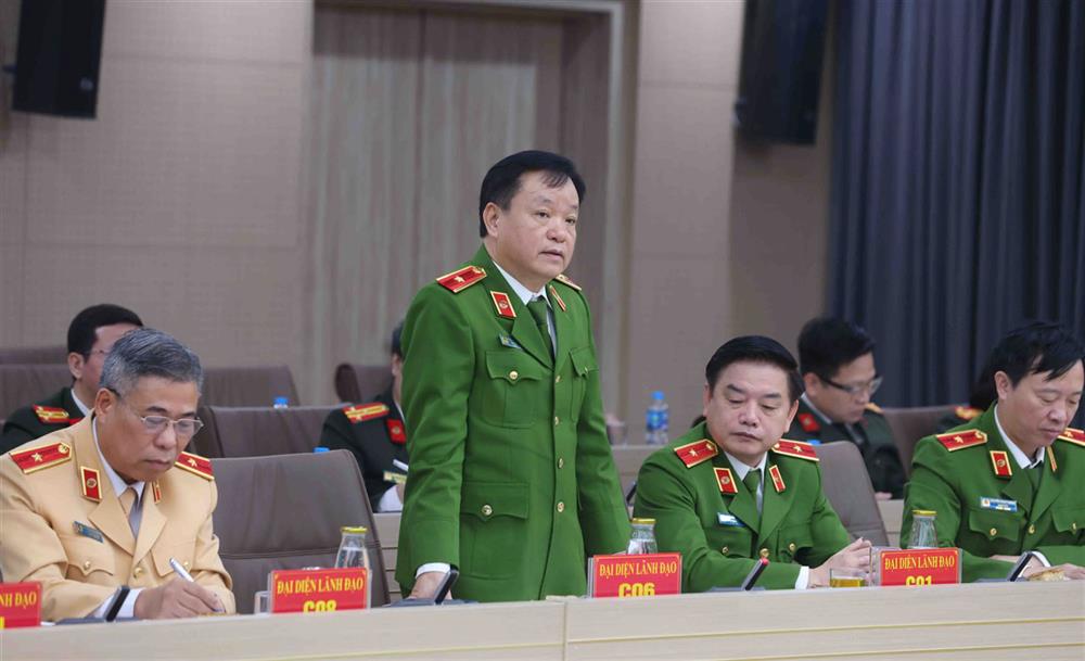 Đại diện lãnh đạo Cục Cảnh sát quản lý hành chính về trật tự xã hội trả lời báo chí.