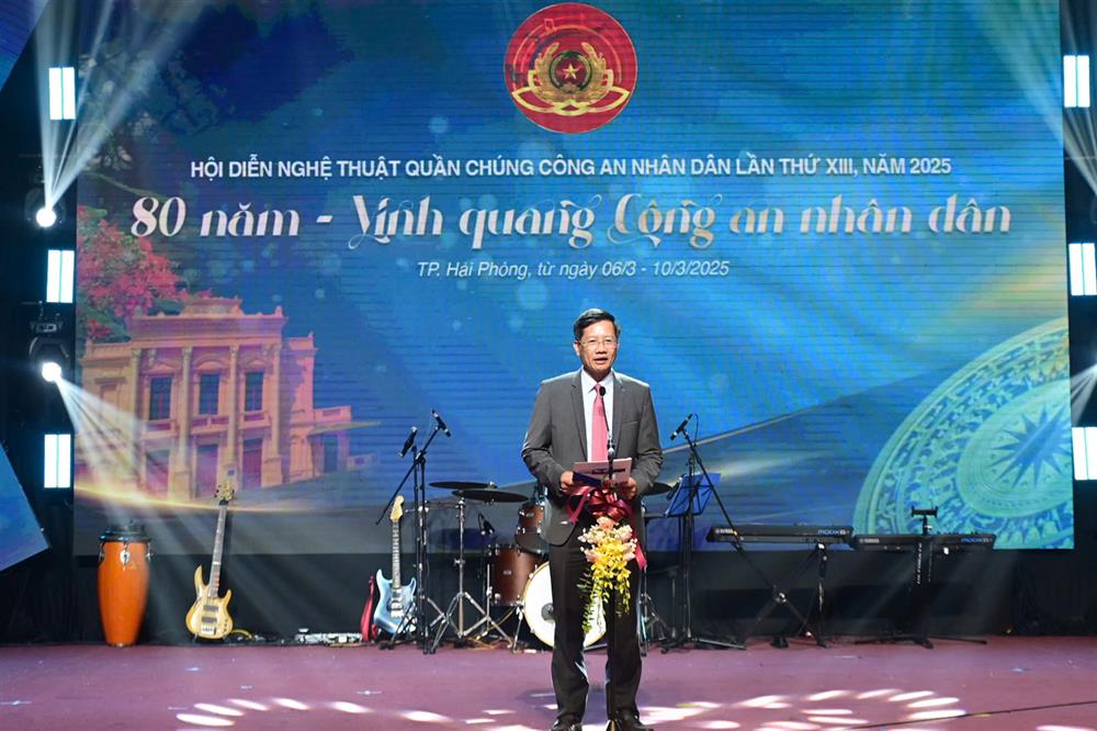 Đồng chí Lê Anh Quân, Phó Chủ tịch Thường trực UBND thành phố phát biểu chào mừng Hội diễn.