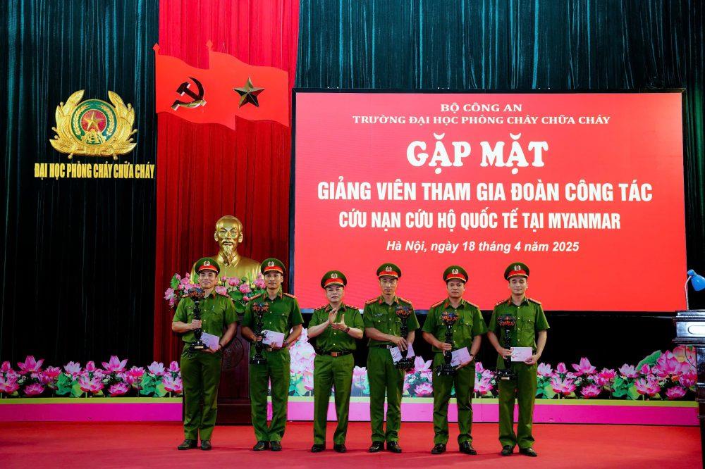Trung tướng, PGS, TS Lê Quang Bốn – Bí thư Đảng ủy, Hiệu trưởng tặng thưởng cho 05 giảng viên tham gia Đoàn công tác tại Myanmar.