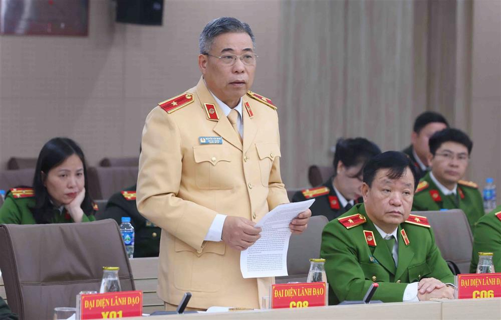Đại diện lãnh đạo Cục Cảnh sát giao thông trả lời báo chí.
