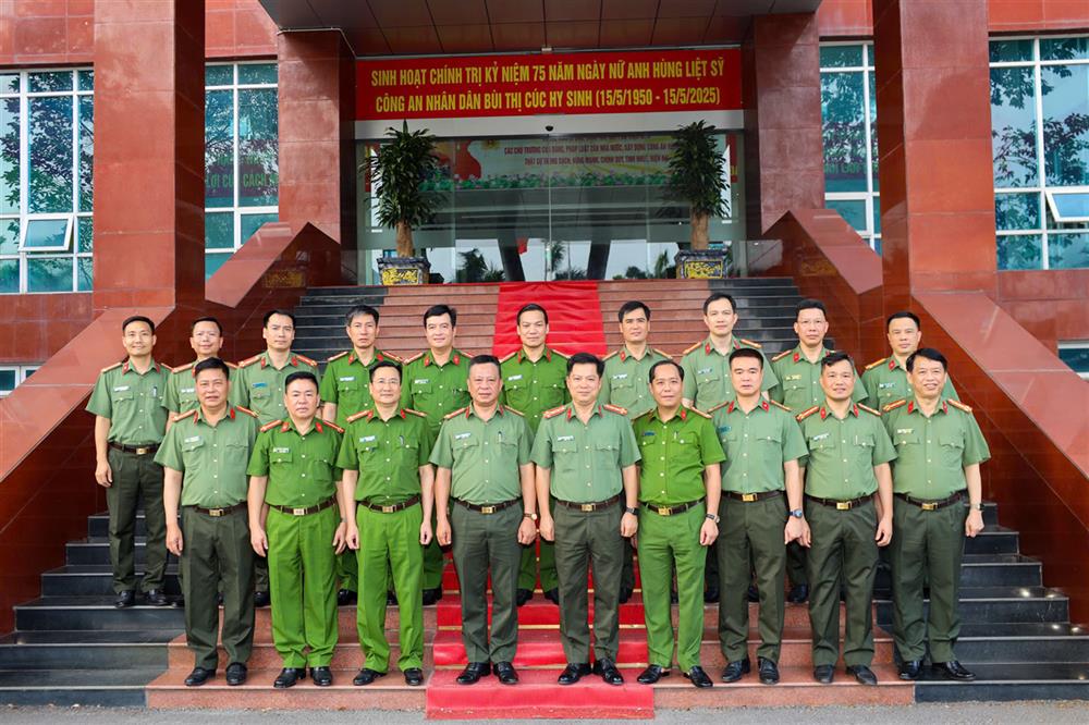 Các đại biểu của Công an hai tỉnh chụp ảnh lưu niệm.