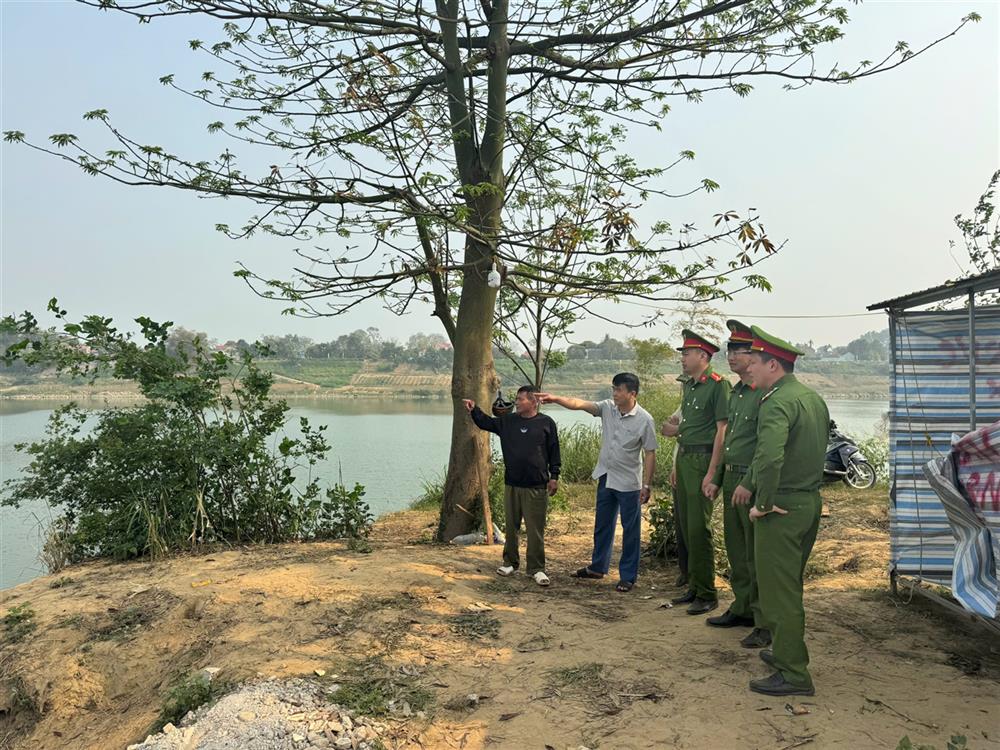Công an và chính quyền lập chốt trực để ngăn chặn khai thác cát trái phép trên sông Mã.
