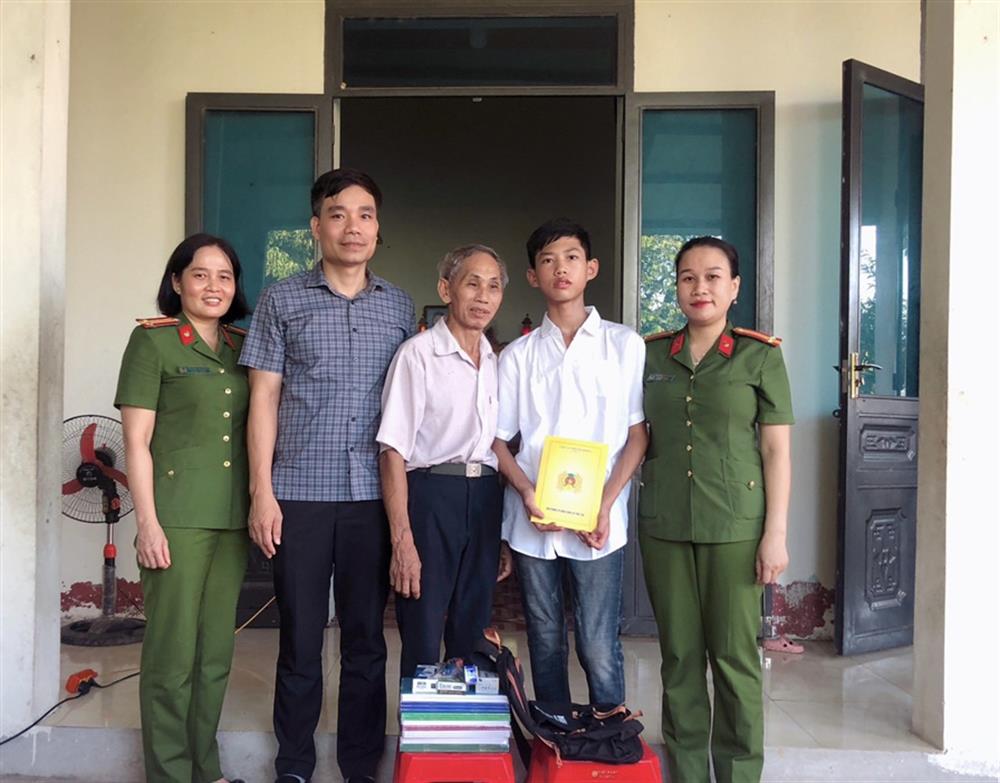 Bảo Linh lớn lên trong vòng tay chăm sóc, bao bọc của ông bà và các "mẹ đỡ đầu" Hội phụ nữ phòng Tham mưu Công an Thanh Hóa.