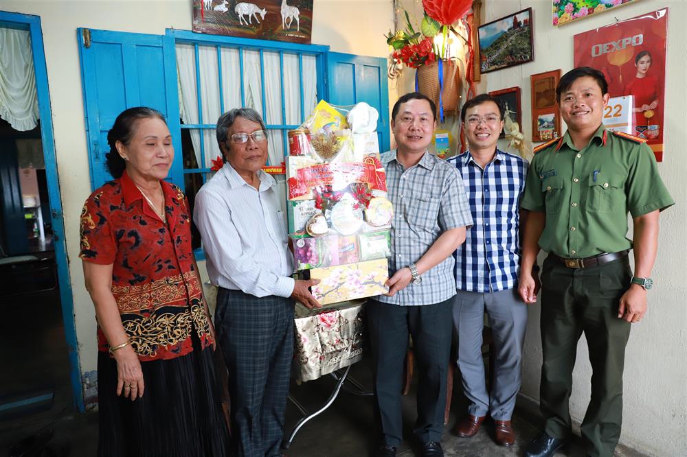 Đại tá Nguyễn Quân đến thăm, tặng quà chúc mừng gia đình Đổng Dương Long, Thường trực Hội đồng Sư cả Hồi giáo Bà Ni tỉnh Ninh Thuận.