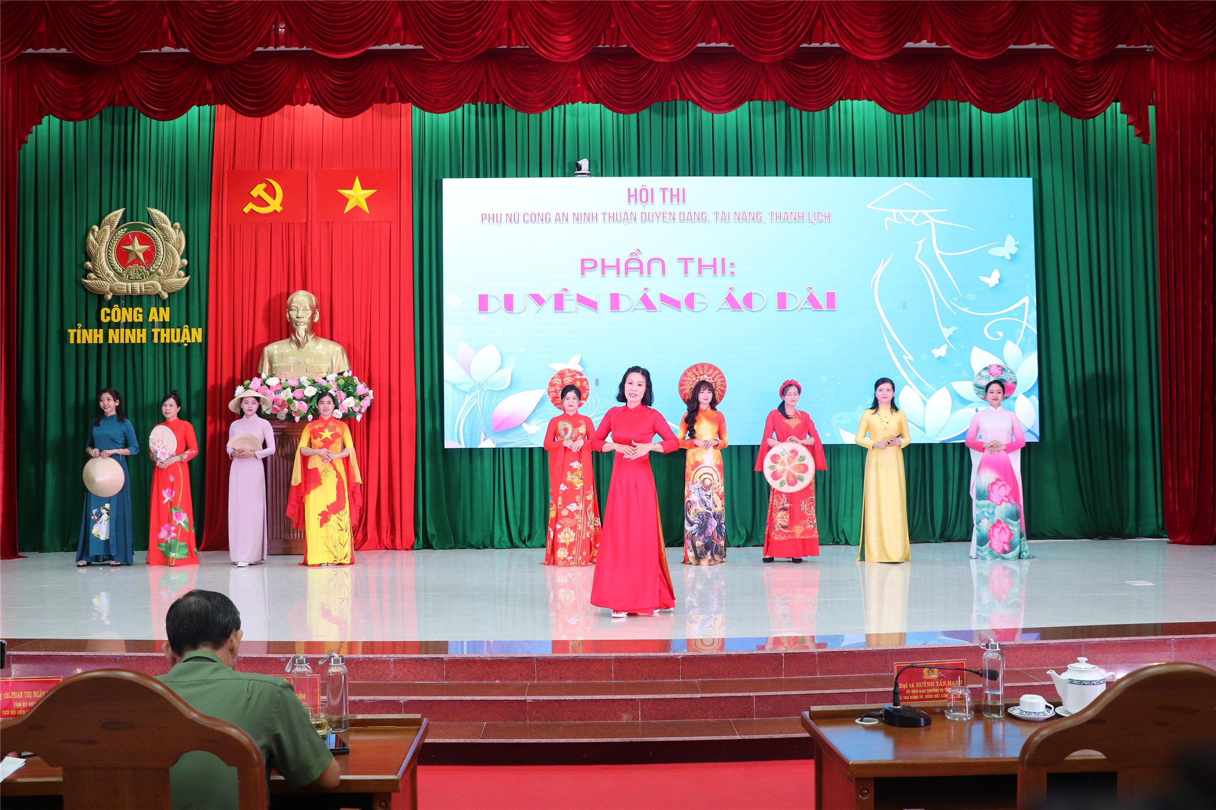 Các thi sinh trình diễn phần thi Duyên dáng áo dài.