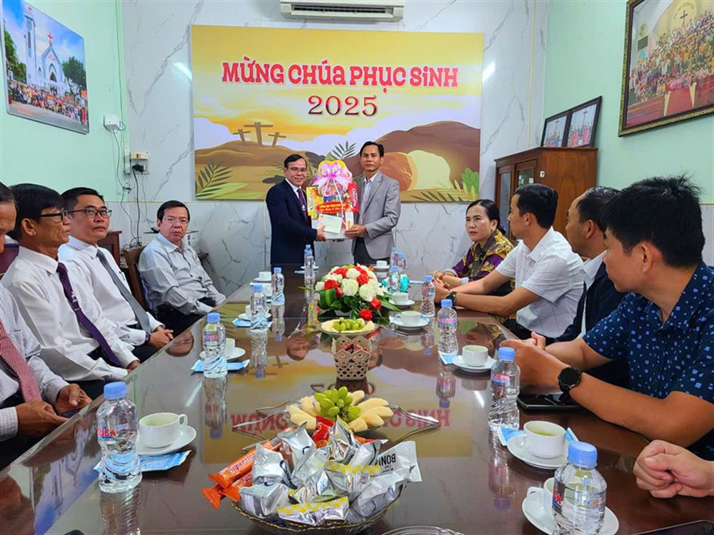 thăm hỏi, chúc mừng các chức sắc tiêu biểu trong Công giáo và Tin Lành trên địa bàn tỉnh.