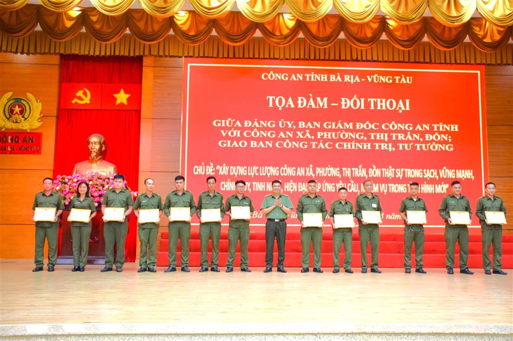Ban Giám đốc Công an tỉnh khen thưởng cho các tập thể, cá nhân có thành tích nổi bật trong 01 năm triển khai Lực lượng tham gia bảo vệ an ninh, trật tự ở cơ sở.