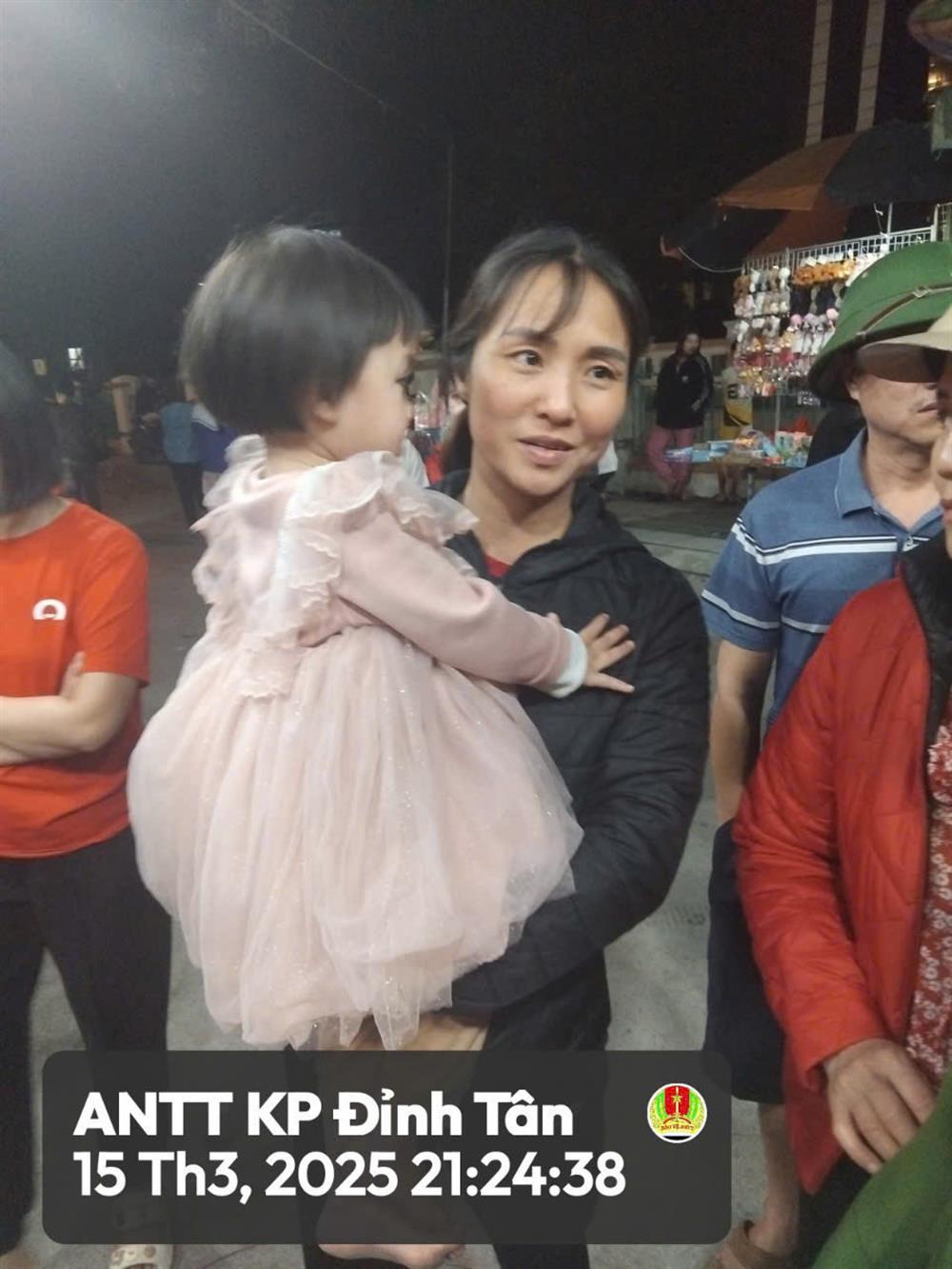 Công an thị trấn Thiệu Hoá đưa cháu bé đi lạc về với mẹ.