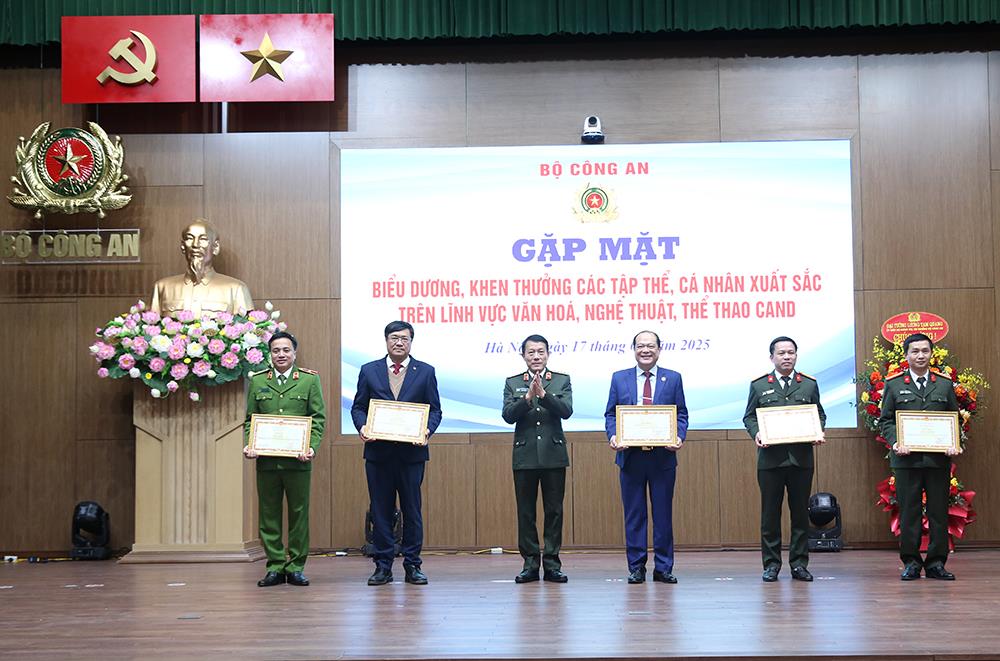 Bộ trưởng Lương Tam Quang trao Bằng khen của Bộ Công an tặng các tập thể, cá nhân cho các tập thể và cá nhân có thành tích xuất sắc.