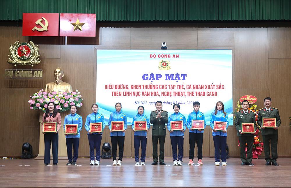 Bộ trưởng Lương Tam Quang trao Biểu trưng tặng các tập thể, cá nhân tiêu biểu, các đơn vị doanh nghiệp đã đồng hành, hỗ trợ các hoạt động trên lĩnh vực văn hóa, văn nghệ thể thao CAND.