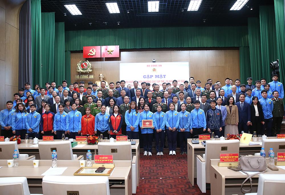 Các đại biểu dự buổi gặp mặt.