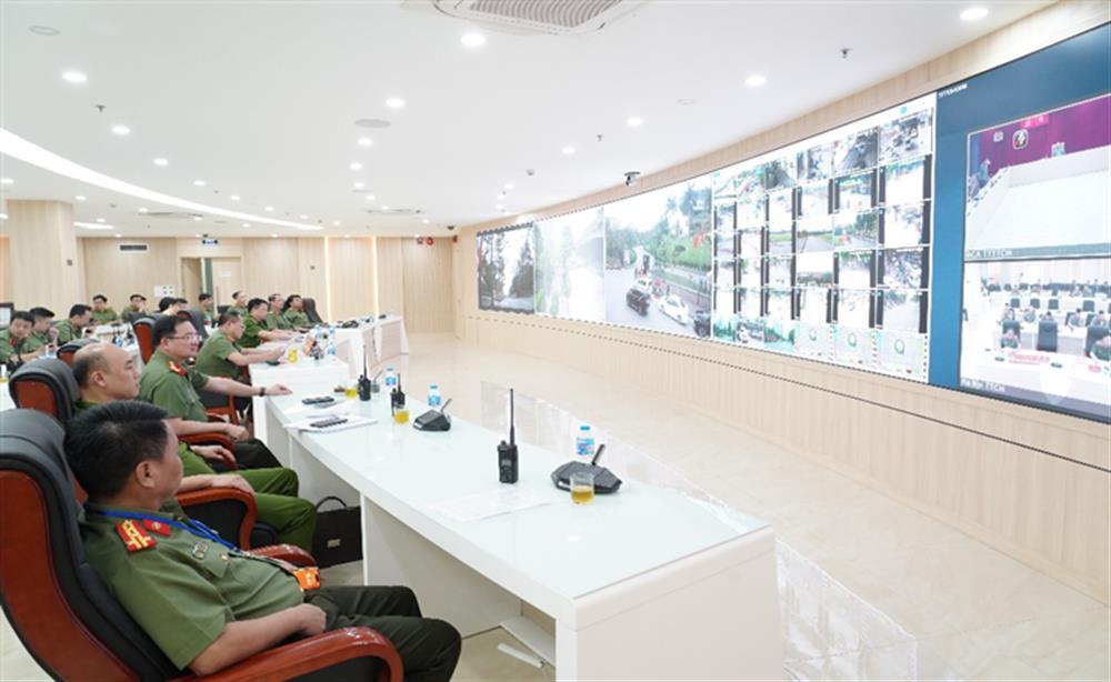 Chỉ huy các đơn vị quan sát camera tại Trung tâm Thông tin chỉ huy Công an TP