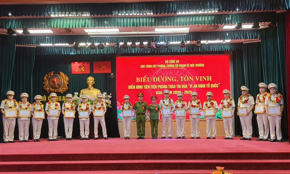các tập thể, cá nhân có thành tích xuất sắc trong phong trào thi đua "Vì an ninh Tổ quốc" giai đoạn 2020 - 2025 được tuyên dương tại Hội nghị.