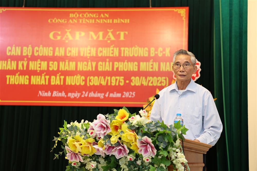 Thượng tá Phạm Mạnh Hùng, Trưởng Ban liên lạc chiến trường B,C,K Công an tỉnh Ninh Bình phát biểu ôn lại truyền thống.