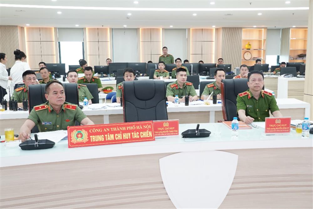 Đồng chí Thiếu tướng Nguyễn Thanh Tùng, Giám đốc CATP, Thiếu tướng Nguyễn Hồng Ky, Phó Giám đốc trực tiếp chỉ đạo các lực lượng tại Trung tâm Thông tin chỉ huy Công an TP
