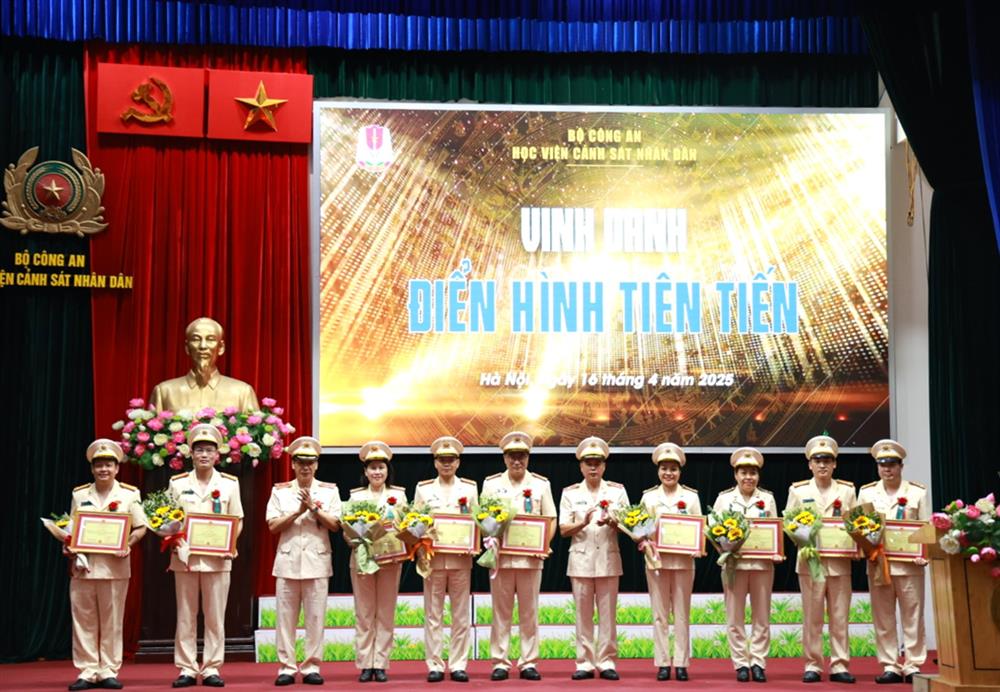 Thiếu tướng, GS.TS Nguyễn Đắc Hoan, Phó Giám đốc Học viện CSND khen thưởng các tập thể điển hình tiên tiến.