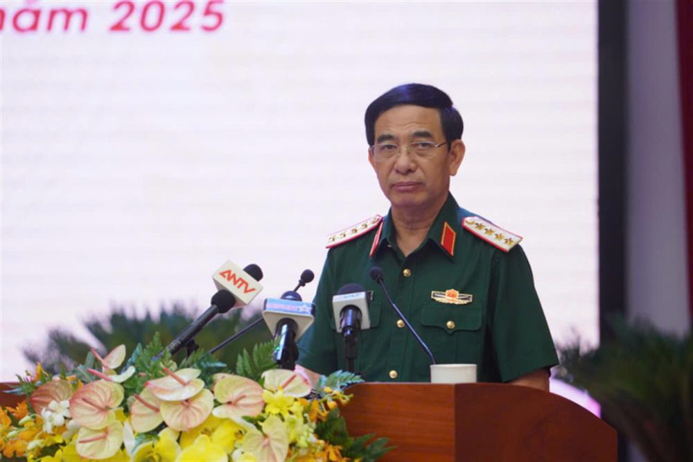 Đại tướng Phan Văn Giang, Ủy viên Bộ Chính trị, Phó Bí thư Quân ủy Trung ương, Bộ trưởng Bộ Quốc phòng phát biểu tại hội thảo.
