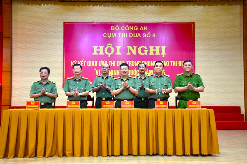 Lãnh đạo các đơn vị trong Cụm thi đua số 8 đã thống nhất ký kết giao ước thi đua trong phong trào thi đua “Vì an ninh Tổ quốc” năm 2025.