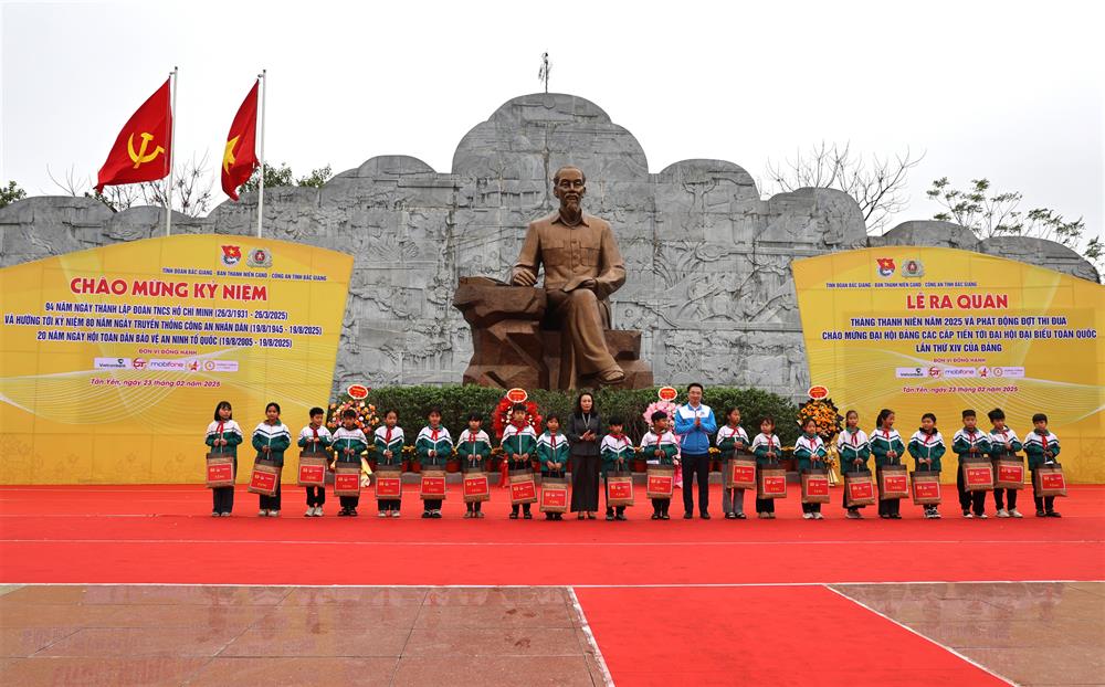 Đồng chí Nguyễn Tường Lâm – Bí thư Ban chấp hành Trung ương Đoàn và đồng chí Nguyễn Thị Hương, Phó Bí thư thường trực Tỉnh ủy, Chủ tịch HĐND tỉnh Bắc Giang trao học bổng cho các em học sinh có hoàn cảnh khó khăn trên địa bàn.