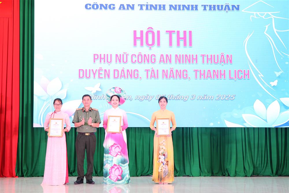 4. Đại tá Huỳnh Cầm - Phó Giám đốc Công an tỉnh, Trưởng Ban Giám khảo trao Giải nhất và nhì cho 03 đội thi.