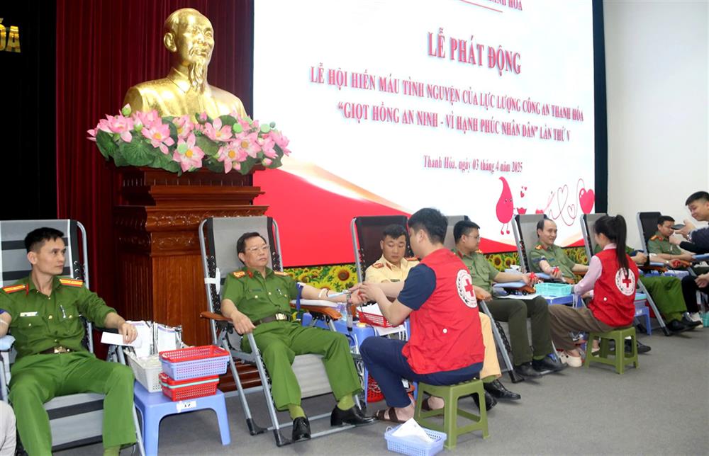 Một số hình ảnh hiến máu tình nguyện của cán bộ, chiến sĩ Công an tỉnh.