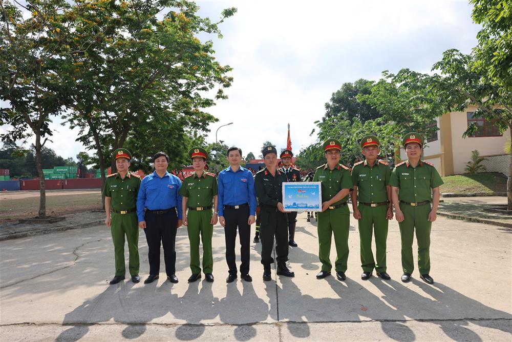 Ông Nguyễn Minh Triết (áo xanh thứ 4 từ trái qua) đã đại diện đoàn công tác tặng quà cho Đoàn CSCĐ Kỵ binh (Ảnh: Nguyễn Hằng).