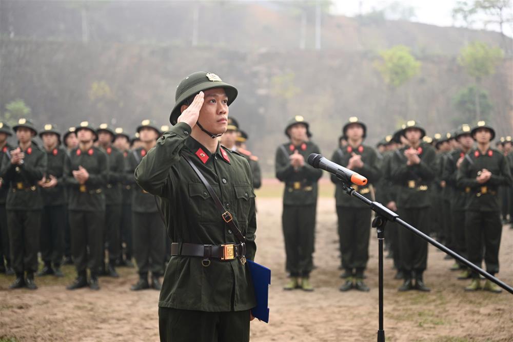 Đại diện chiến sĩ mới phát biểu cảm tưởng.