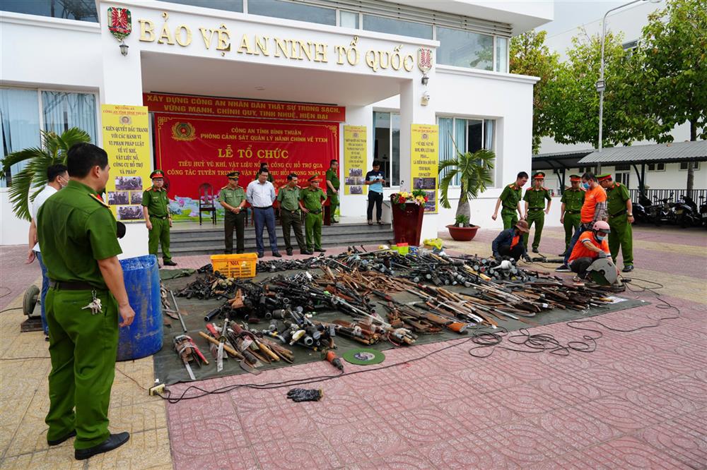 Hơn 4.000 loại vũ khí, công cụ hỗ trợ và pháo được Công an tỉnh Bình Thuận tổ chức tiêu huỷ theo đúng quy định.