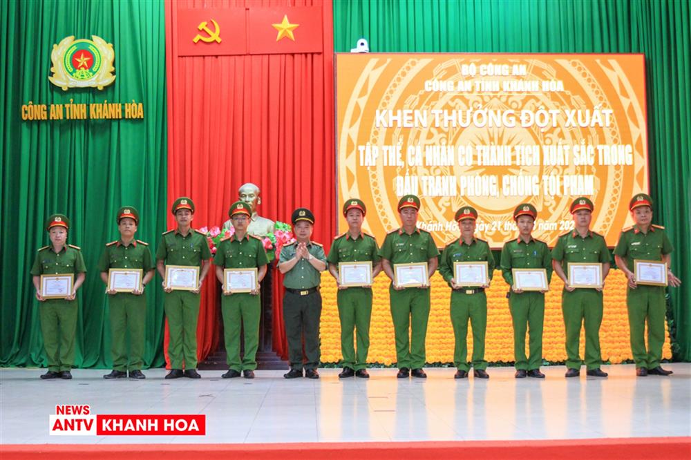 Đại tá Nguyễn Hữu Phước, Ủy viên Ban Thường vụ Tỉnh ủy, Bí thư Đảng ủy, Giám đốc Công an tỉnh trao thưởng cho tập thể phòng Cảnh sát hình sự, phòng Kĩ thuật hình sự và 15 cá nhân có thành tích xuất sắc trong công tác điều tra, xác minh, truy xét nhanh hung thủ.