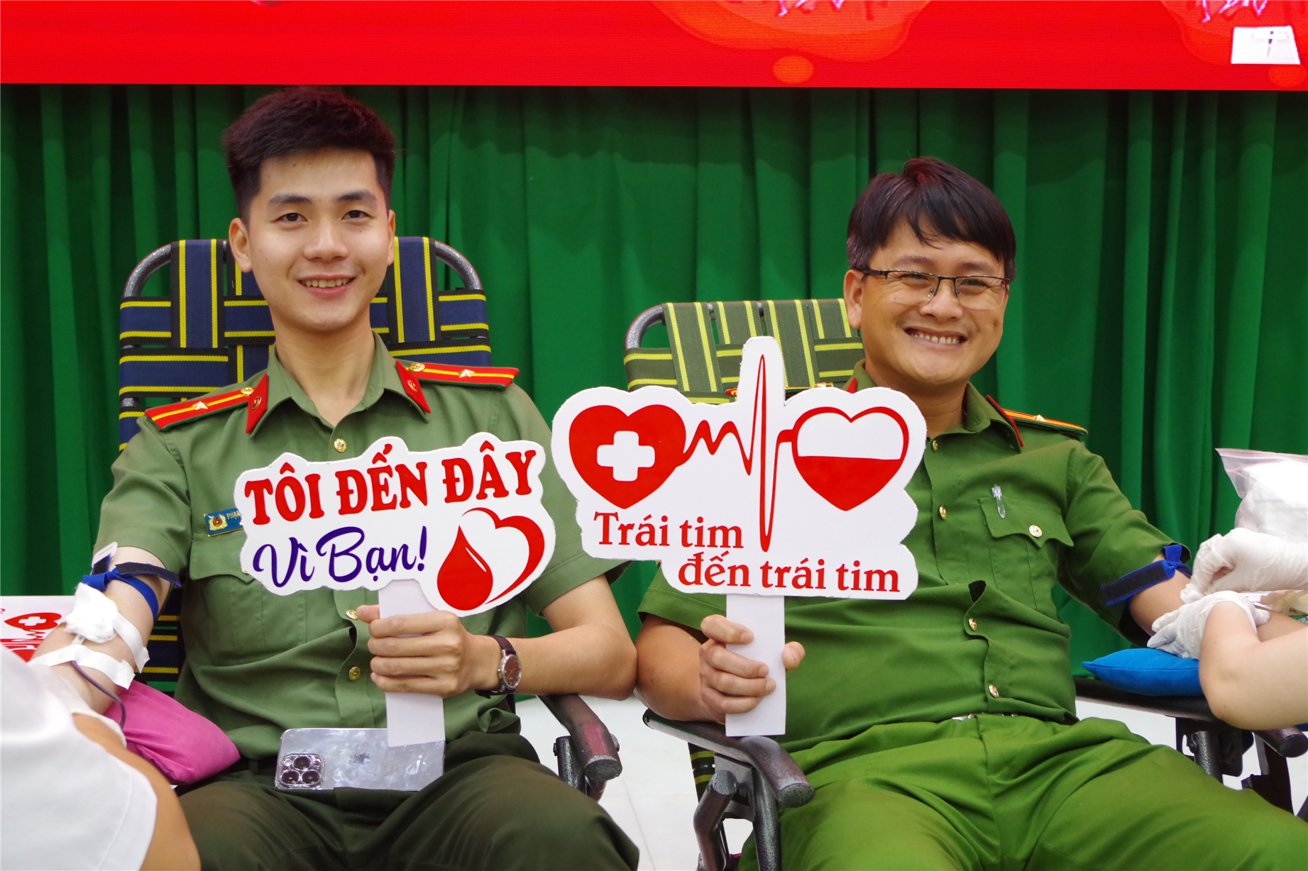 Một số hình ảnh cán bộ, chiến sĩ hăng hái tham gia hiến máu tình nguyện.