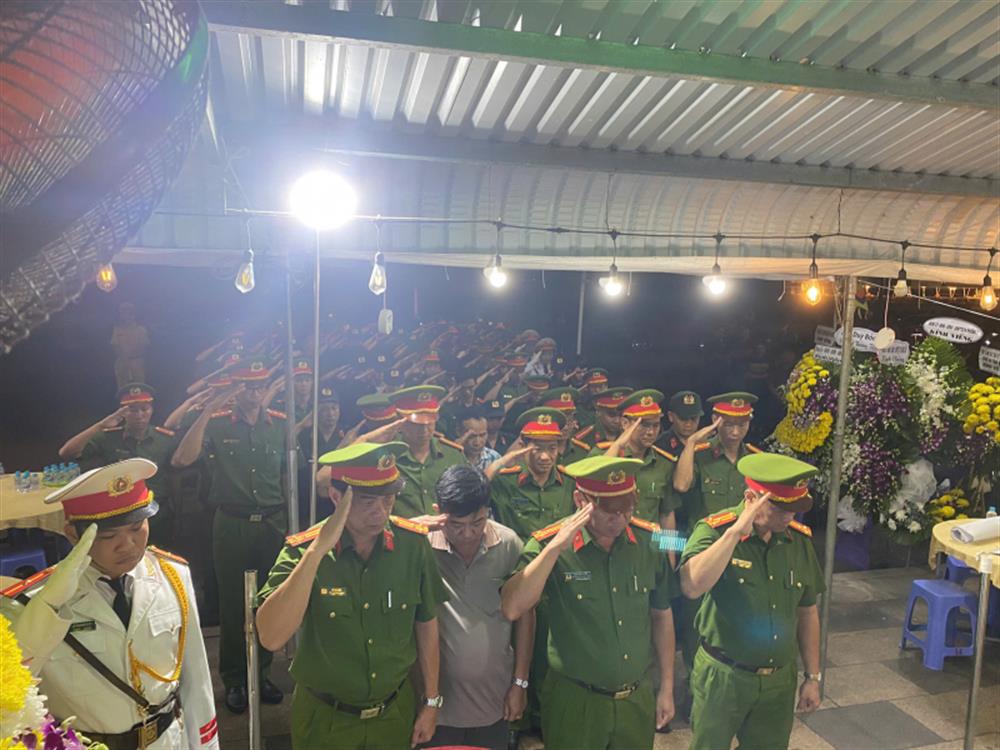 Đoàn Công an tỉnh cùng đại diện Công an các đơn vị, địa phương viếng đồng chí Hạ sĩ Nguyễn Ngọc Minh Nhật.