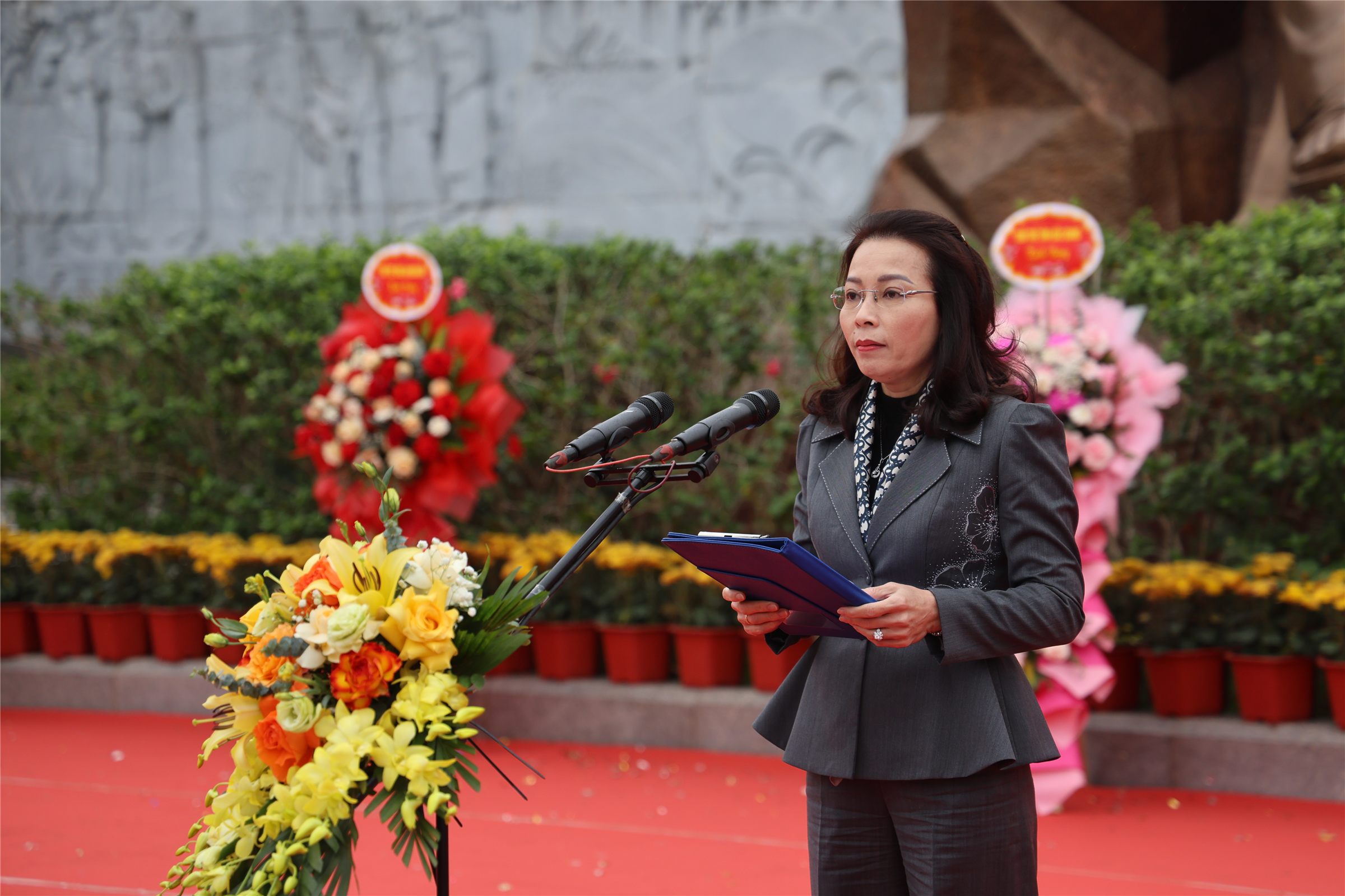 (Ảnh 5) Đồng chí Nguyễn Thị Hương, Phó Bí thư thường trực Tỉnh ủy, Chủ tịch HĐND tỉnh Bắc Giang phát biểu tại buổi lễ.