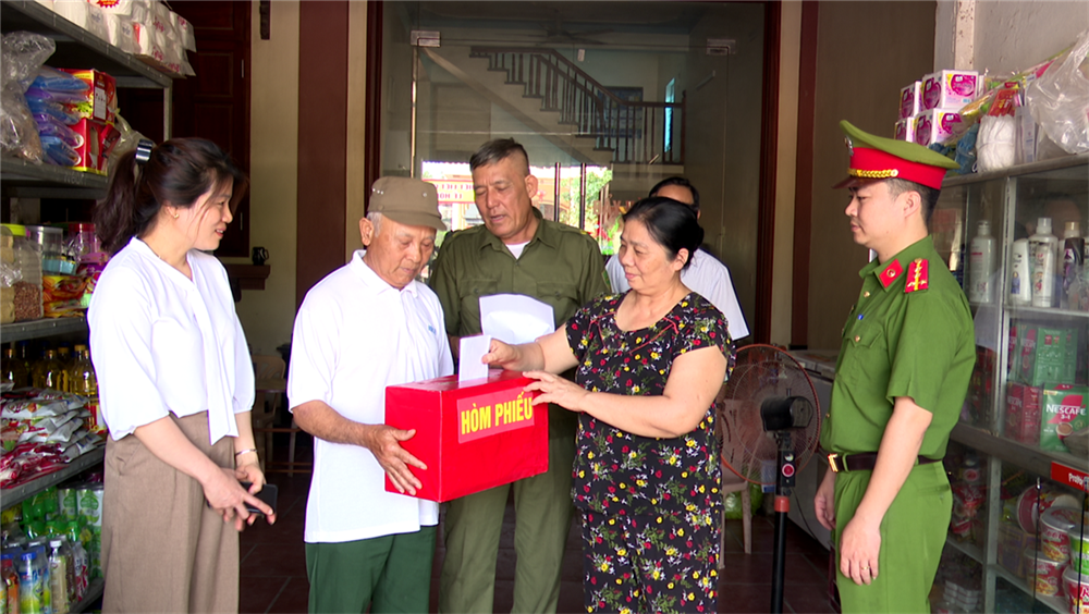 Công an xã Đức Chính, huyện Cẩm Giàng, tỉnh Hải Dương tuyên truyền, vận động, trực tiếp đến từng hộ dân lấy ý kiến cử tri vào 2 Đề án.