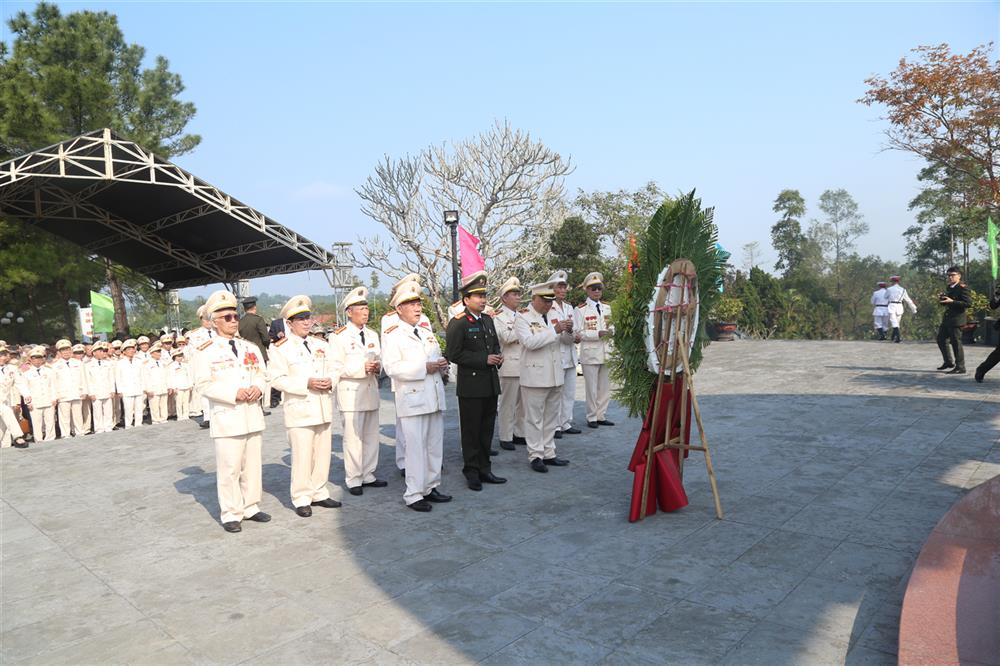 Đoàn dâng hoa, dâng hương tại Nghĩa trang thành phố Huế.