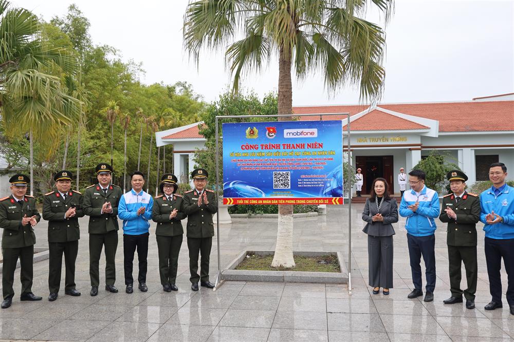 Các đại biểu cắt băng khánh thành Công trình thanh niên tại Khu lưu niệm Sáu điều Bác Hồ dạy CAND và trồng cây lưu niệm tại Chùa Tứ Giáp, thị trấn Nhã Nam, Tân Yên, Bắc Giang.