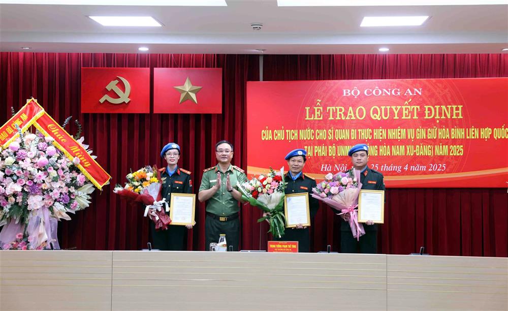 thừa ủy quyền của Chủ tịch nước, Thứ trưởng Phạm Thế Tùng đã trao Quyết định cho các sĩ quan Tổ công tác số 5 đi thực hiện nhiệm vụ tại Phái bộ UNMISS ở Cộng hòa Nam Xu-đăng.