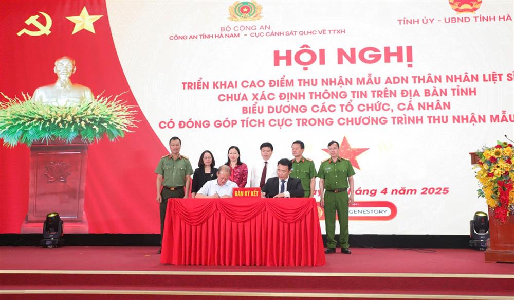 Trước sự chứng kiến của các đại biểu, đại diện Hiệp hội doanh nghiệp tỉnh Hà Nam và Công ty Gennestory ký hợp đồng tài trợ về việc triển khai Chương trình thu nhận mẫu ADN cho thân nhân liệt sĩ chưa xác định được danh tính trên địa bàn tỉnh.