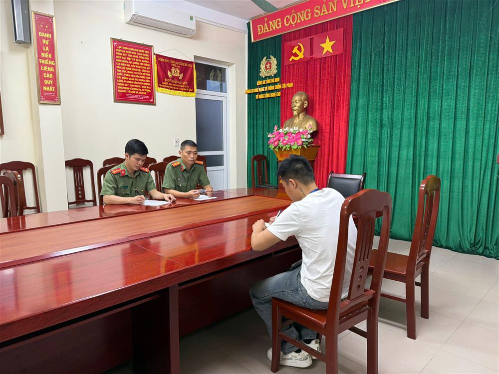 Cán bộ Công an làm việc với chủ tài khoản facebook.
