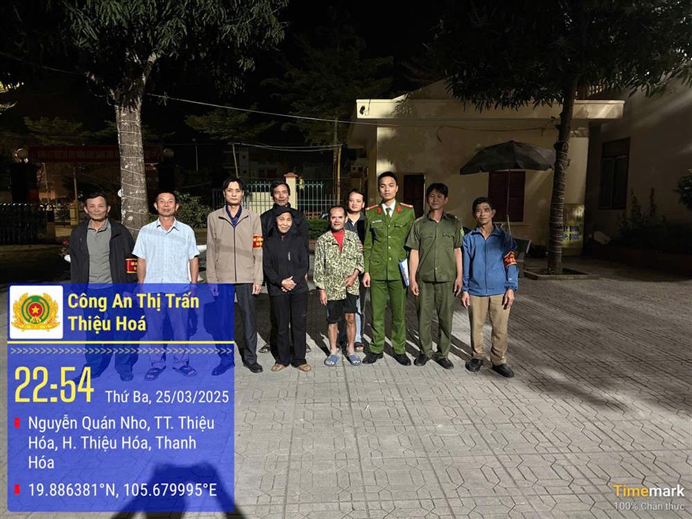 Công an thị trấn Thiệu Hoá hỗ trợ đưa ông Trịnh Ngọc Phát về gia đình.