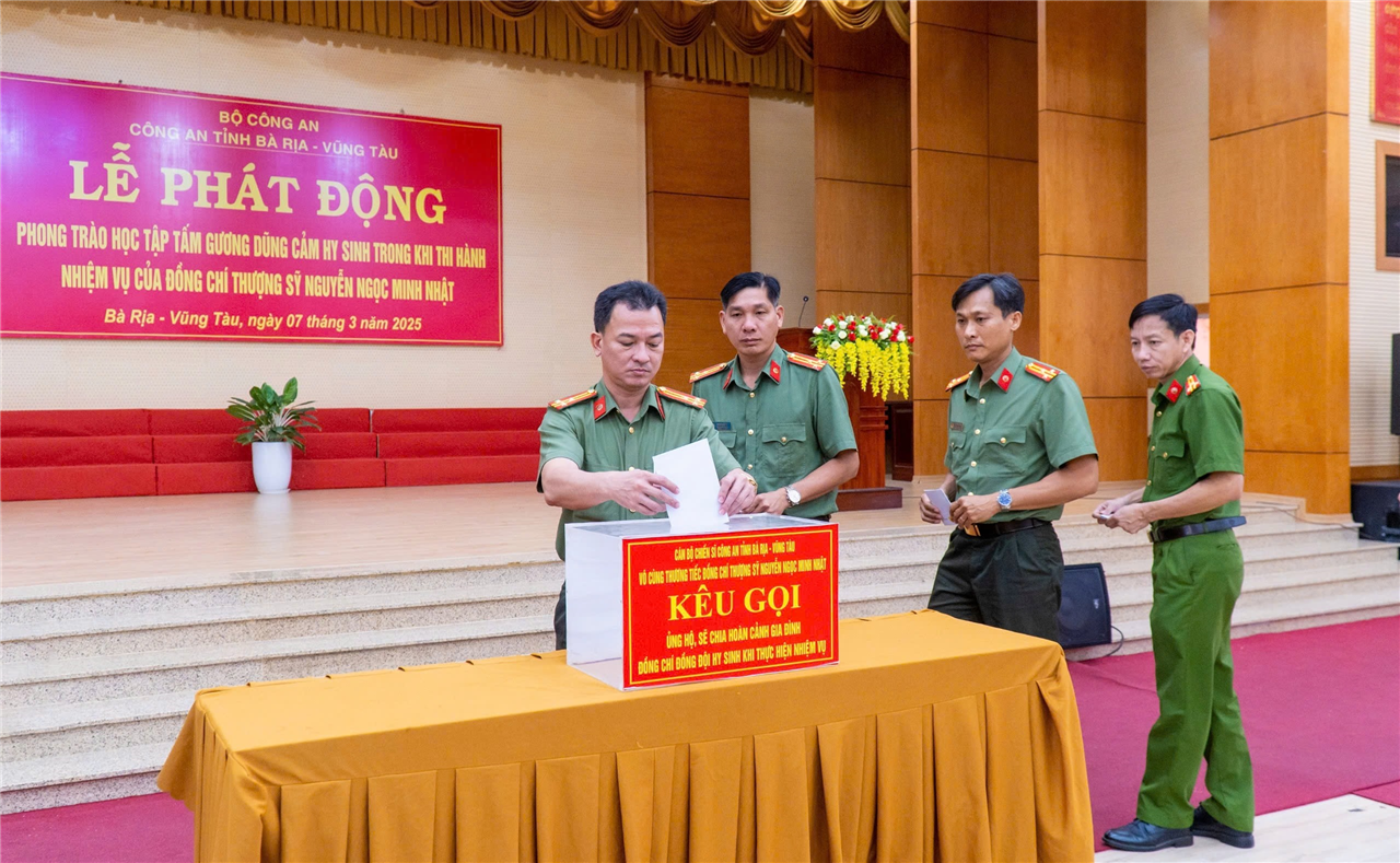 Đảng uỷ, Ban Giám đốc Công an tỉnh và cán bộ chiến sĩ quyên góp ủng hộ chia sẻ hoàn gia đình đồng chí, đồng đội hy sinh khi thực hiện nhiệm vụ.